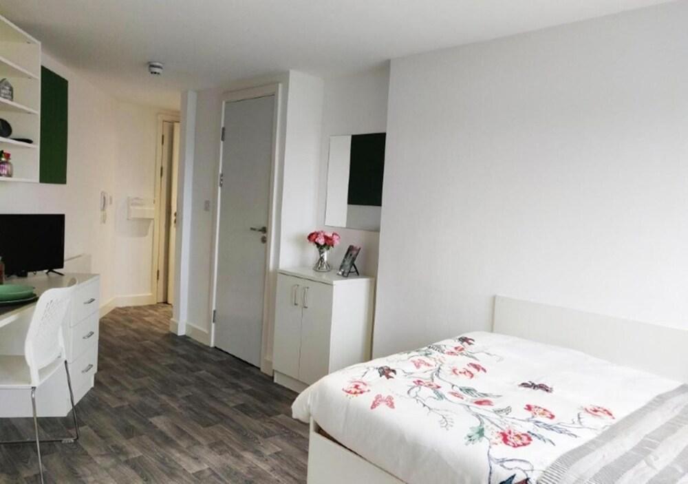 Sophisticated Studios Greenwich - Tap to explore photos