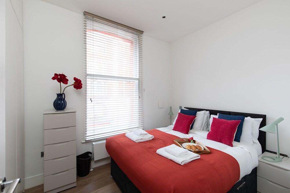 home.ly - London West End Apartments - Tap to explore photos
