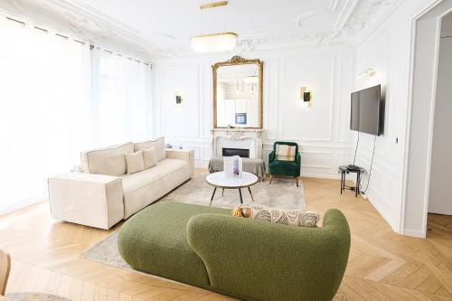 Champs Elysées!Montaigne, New Luxurious 6pers flat - Tap to explore photos