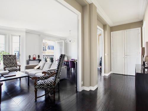 Outstanding 2 bedrooms with a terrific Eiffel Tower view - Tap to explore photos