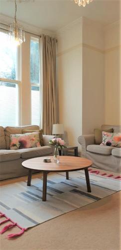 Cosy Garden Flat With Parking in Ealing Broadway - Tap to explore photos