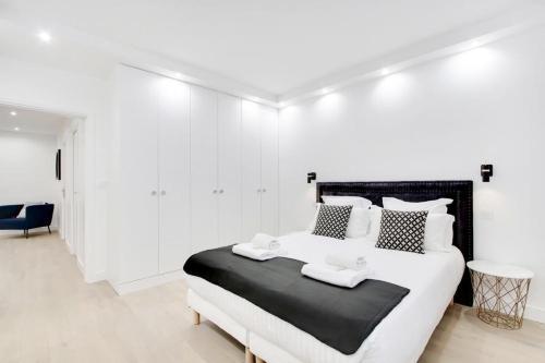 TROCADERO/ EIFFEL TOWER - 3 Bedrooms- All New!