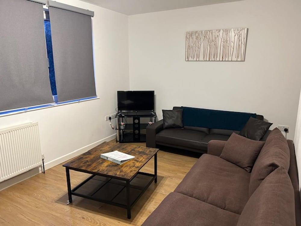 Large Shoreditch, Hoxton 3-bed Garden Flat - Tap to explore photos