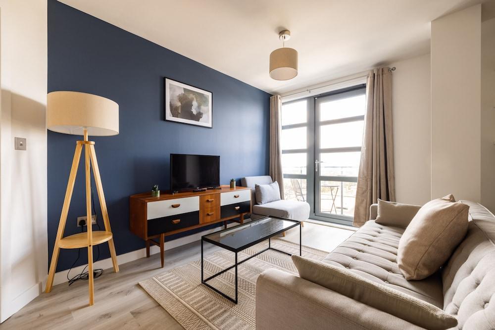 Beautiful Canal-Side Apartment in Islington - Tap to explore photos