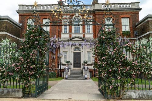 Garden flat on leafy Cator Estate in Blackheath - Tap to explore photos
