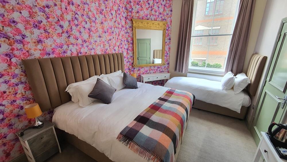 The Griffin Belle Hotel Vauxhall Room Type - Family Triple Room, Accessible, Ensuite The Griffin Belle Hotel Vauxhall Room Type - Family Triple Room, Accessible, Ensuite