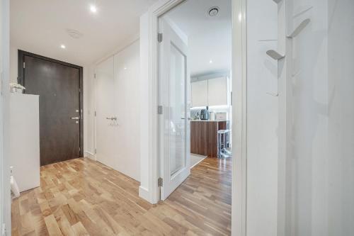 Battersea Reach Luxury Riverside Apartment - Tap to explore photos