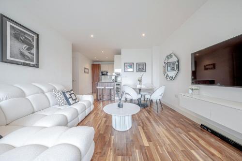 Battersea Reach Luxury Riverside Apartment - Tap to explore photos