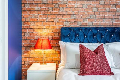 Cozy and Charming Flat: Minutes from Everything!