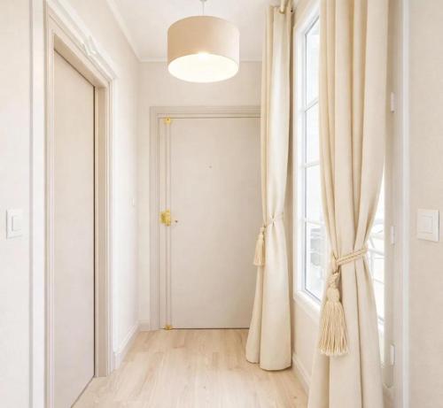Eiffel Tower - Deluxe apartment with elevator access - Tap to explore photos