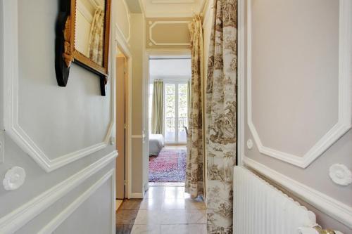 Suite junior avec balcon et vue sur Arc de Triomphe - Tap to explore photos