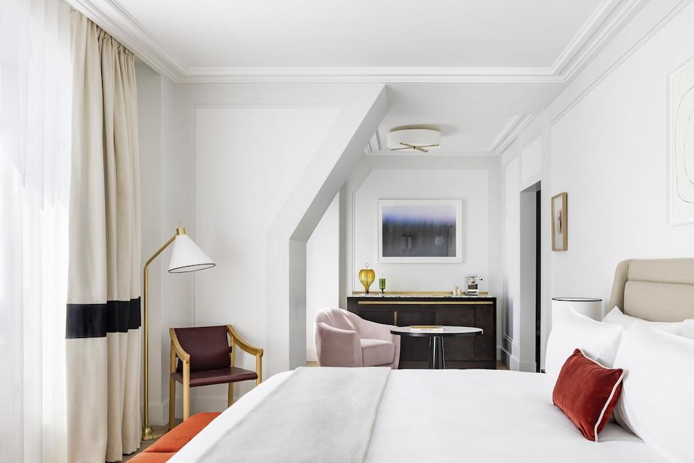 Kimpton St Honore Paris, an IHG Hotel Room Type - 1 King Bed Premium Eiffel Tower View