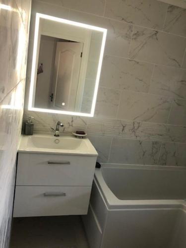 Beautiful Large ROOM in London Flat - Tap to explore photos