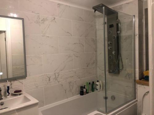 Beautiful Large ROOM in London Flat - Tap to explore photos