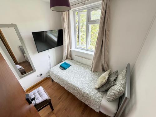 F3 Cosy Single Room (Sandycroft Guest House) - Tap to explore photos
