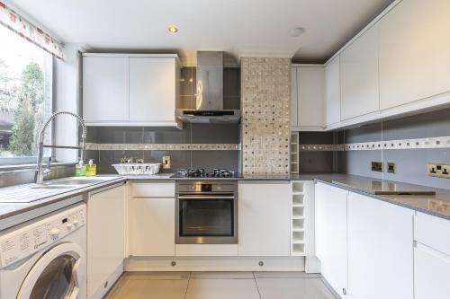 Spacious House Near Hyde Park & Oxford Street - Tap to explore photos