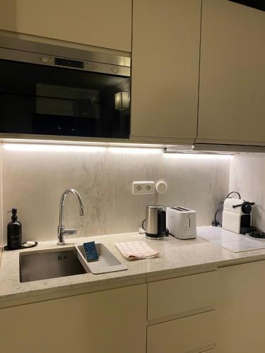 Cozy studio 10 min from Eiffel Tower Invalides Beaugrenelle - Tap to explore photos