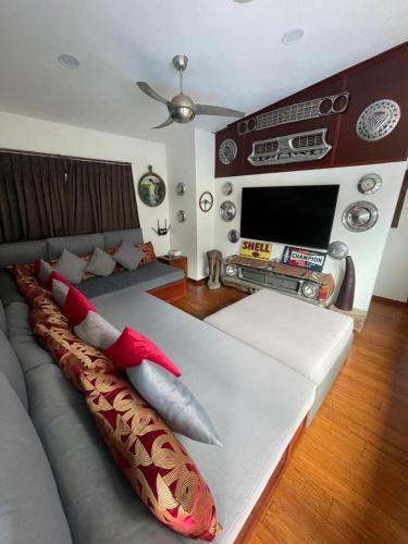 Stunning villa with ocean views and free car - Tap to explore photos