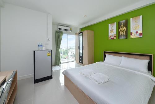B32 Apartment - Tap to explore photos