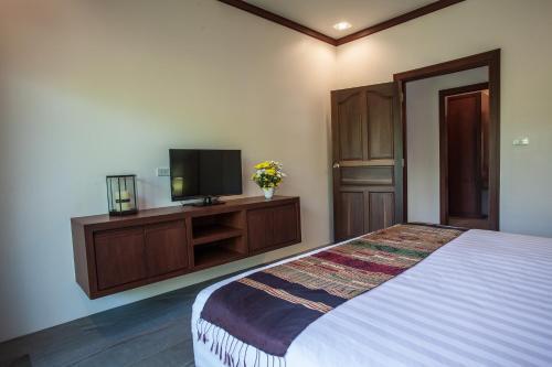 Baan Pinya Cosy One Bedroom Executive Bungalow - Tap to explore photos