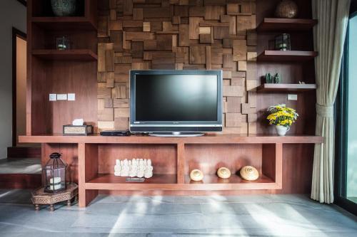 Baan Pinya Cosy One Bedroom Executive Bungalow - Tap to explore photos