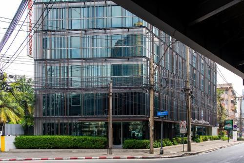 BB Glass House Pattanakrn บีบี กลาสเฮ้าส์ พัฒนาการ - Tap to explore photos