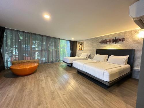 BB Glass House Pattanakrn บีบี กลาสเฮ้าส์ พัฒนาการ - Tap to explore photos