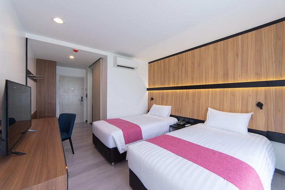 Gate43 airport hotel Room Type - Twin Room with Lake View, BKK Airport Round-Trip Transfer