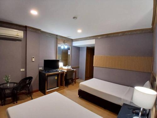 Hotel Pattaya Beach - Tap to explore photos