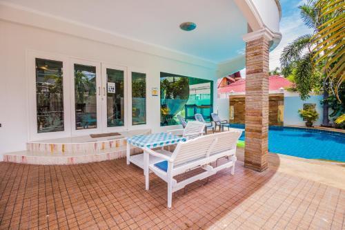 TEWAREE VILLA - PATTAYA HOLIDAY HOUSE WALKING STREET 4 bedrooms - Tap to explore photos