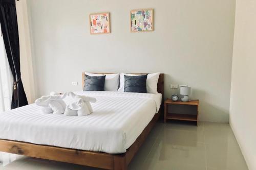 Snooze Inn Phuket - Free Shuttle to Bang Rong Pier