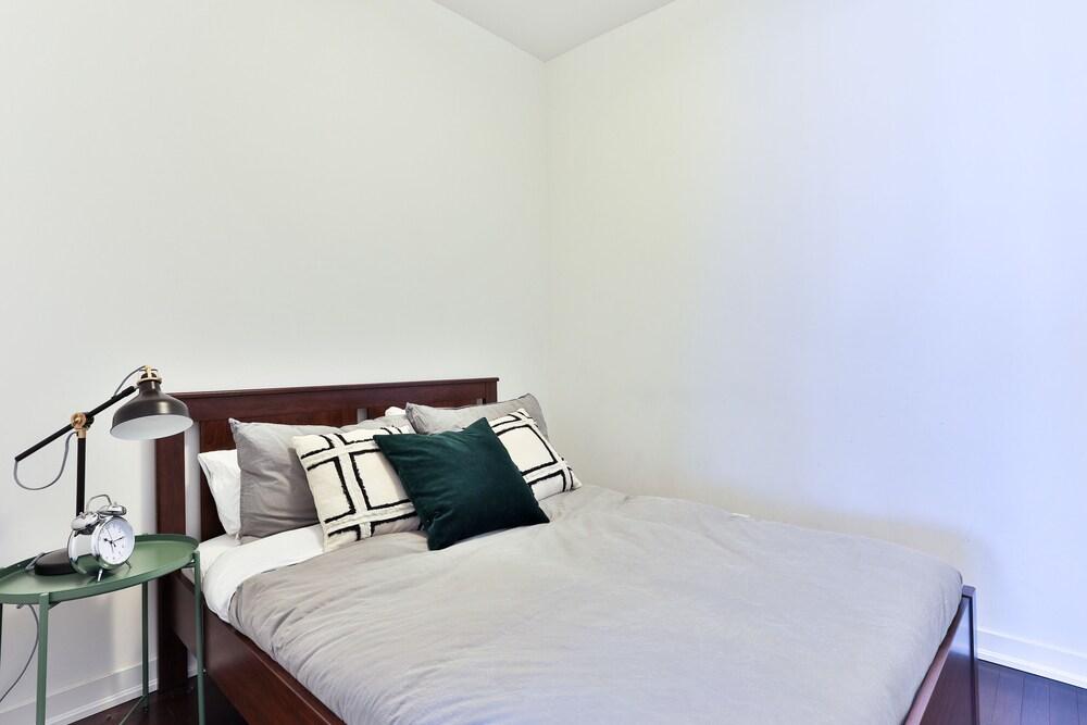 Brilliant High-Rise 2 Bed and Parking - Tap to explore photos