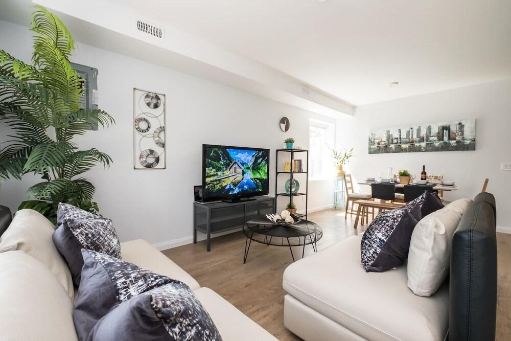 Chic & Central 3-bedroom in Little Italy - Tap to explore photos