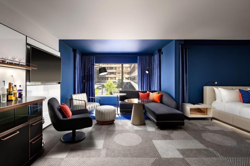 W Toronto Room Type - Studio Suite, 1 King Bed, Courtyard View