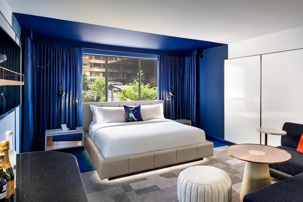W Toronto Room Type - Standard Room, 1 King Bed, Courtyard View
