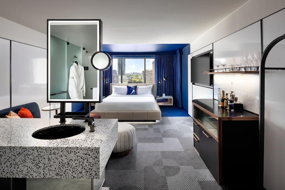 W Toronto Room Type - Deluxe Room, 1 King Bed