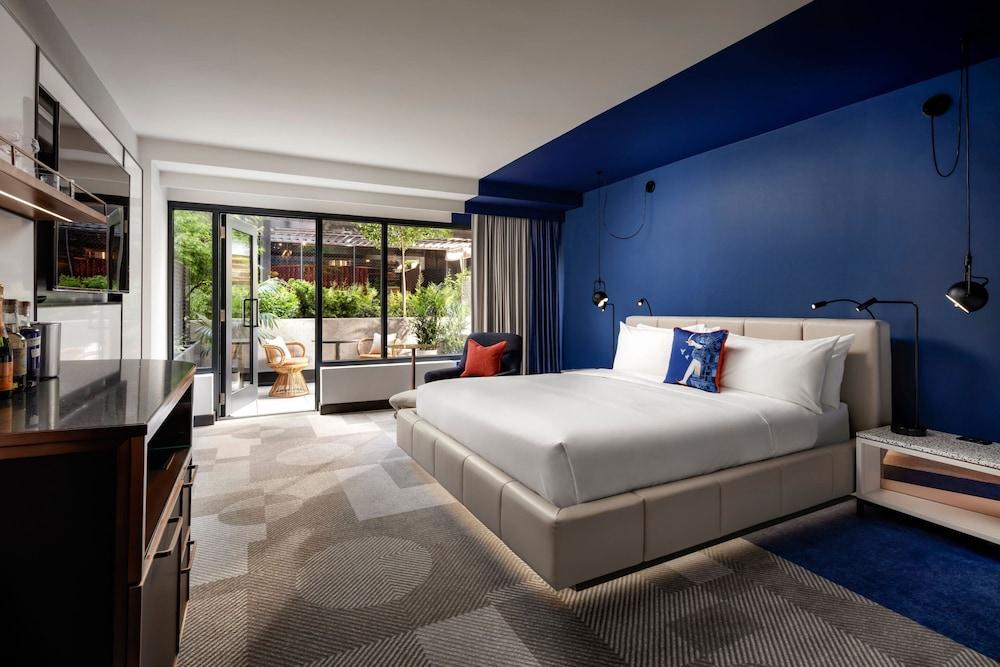W Toronto Room Type - Premier Room, 1 King Bed, Terrace, Courtyard View (Terrace) W Toronto Room Type - Premier Room, 1 King Bed, Terrace, Courtyard View (Terrace)