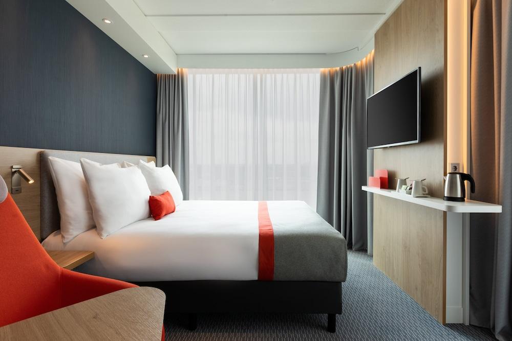 Holiday Inn Express AMSTERDAM - NORTH RIVERSIDE Room Type - 1 Queen Standard with Free Breakfast Holiday Inn Express AMSTERDAM - NORTH RIVERSIDE Room Type - 1 Queen Standard with Free Breakfast