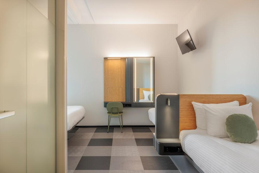 Maxhotel Amsterdam Airport Schiphol Room Type - Standard Quadruple Room, Accessible