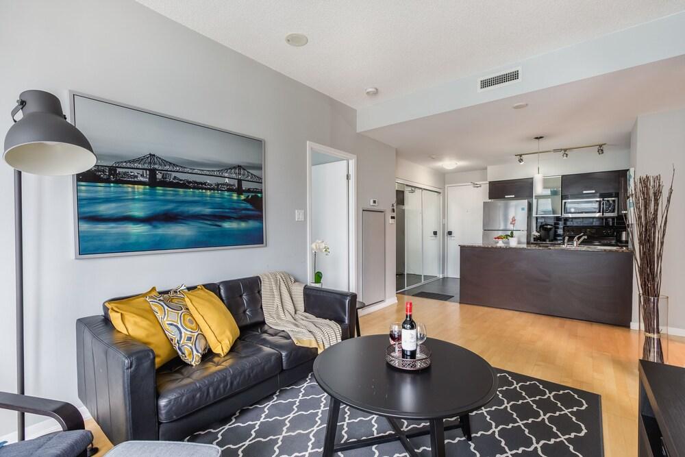 Quickstay - Luxurious 2-Bedroom Condo, Heart Of Toronto - Tap to explore photos