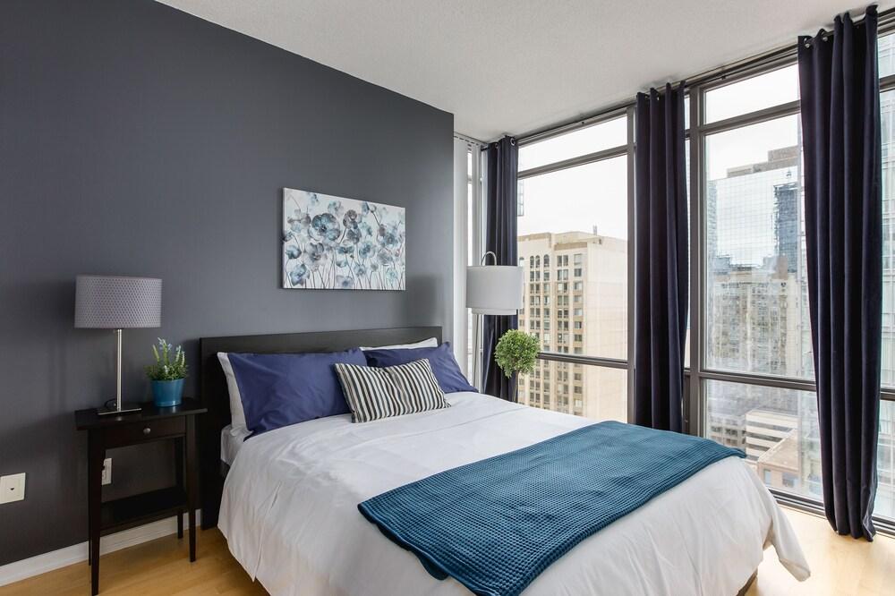 Quickstay - Luxurious 2-Bedroom Condo, Heart Of Toronto - Tap to explore photos
