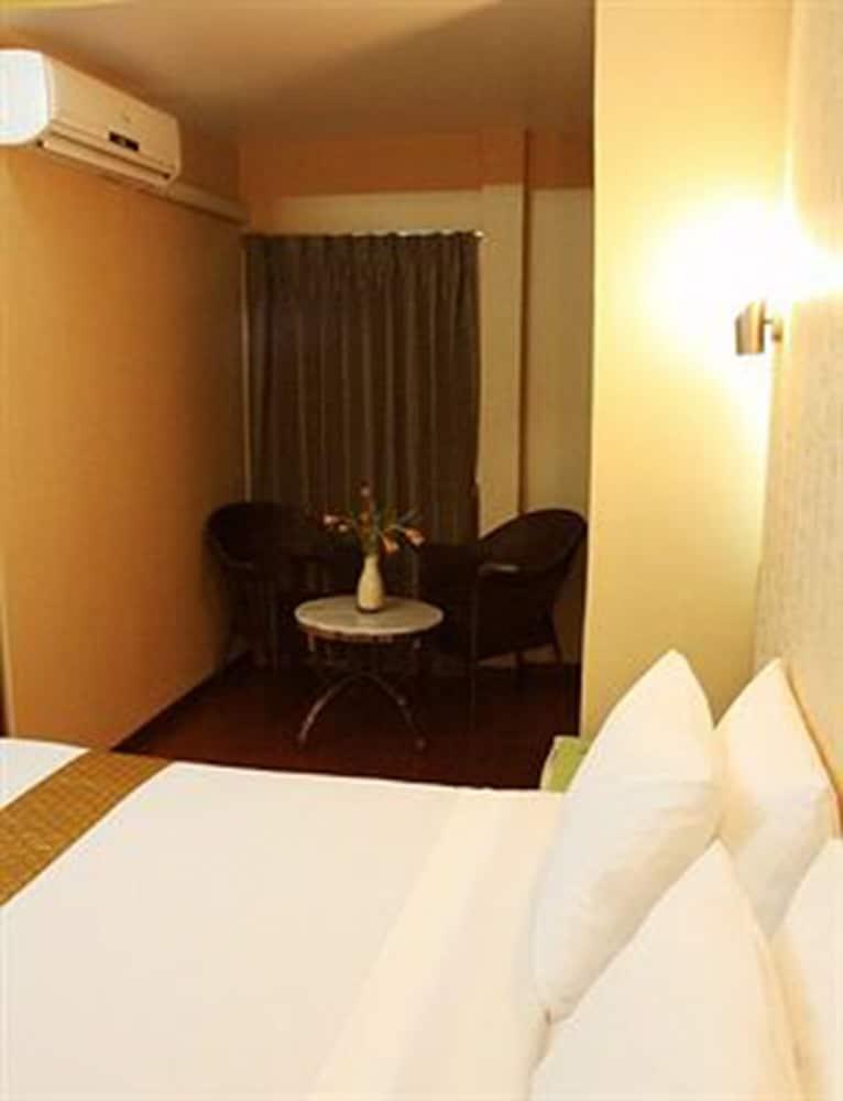 Visiting Card Hotel & Resort Room Type - Superior Room, 1 Double Bed