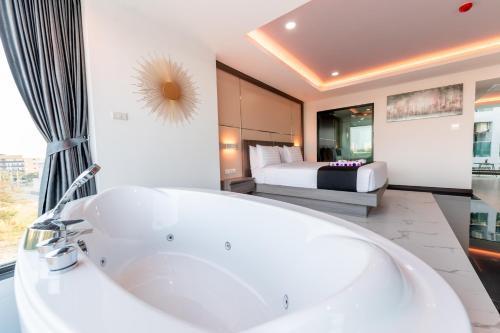 The Proud Hotel Pattaya - Tap to explore photos