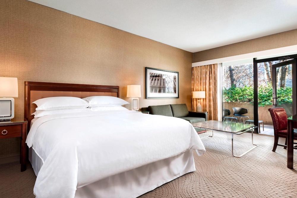 Sheraton Centre Toronto Hotel Room Type - Room, 1 King Bed, Pool View (Balcony)