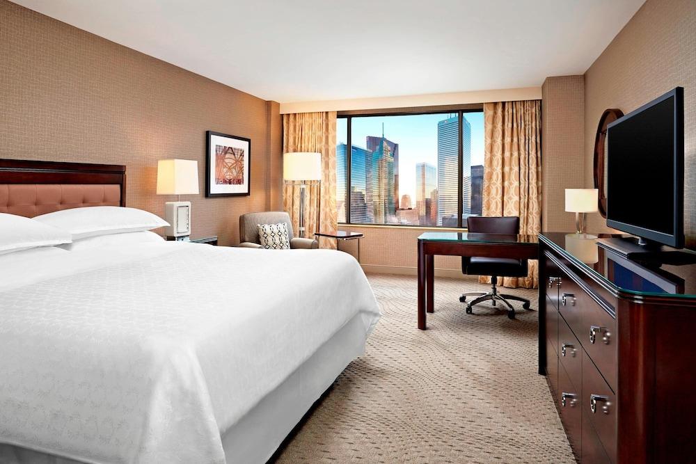 Sheraton Centre Toronto Hotel Room Type - Club Room, 1 Queen Bed