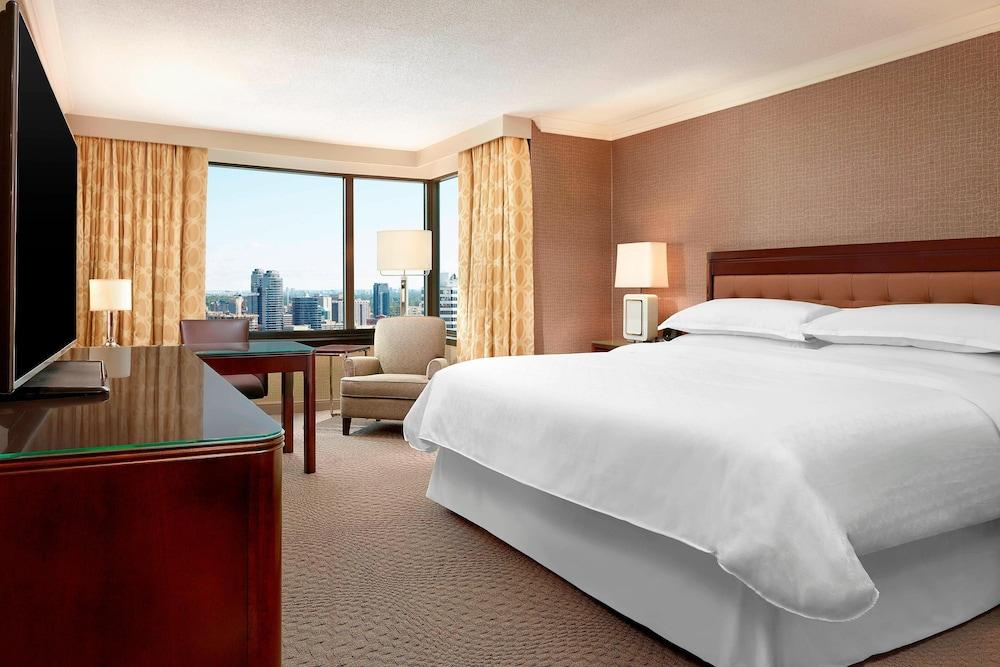 Sheraton Centre Toronto Hotel Room Type - Room, 1 Queen Bed