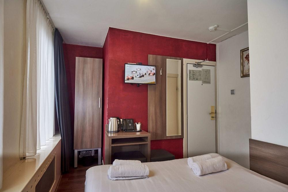 Townhouse Hotel Room Type - Standard Double Room, Private Bathroom