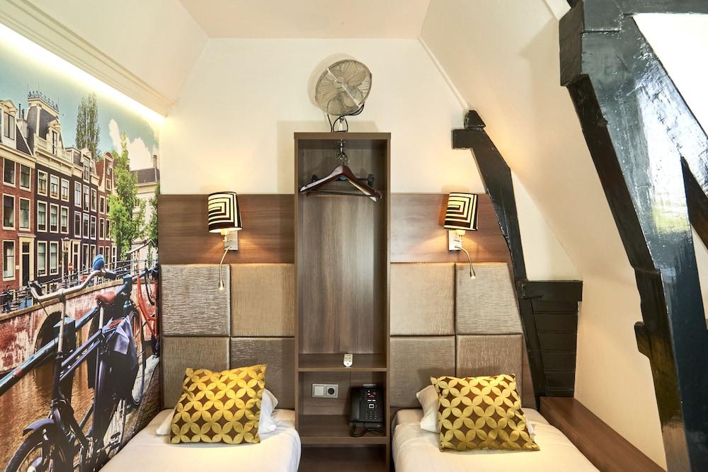 Townhouse Hotel Room Type - Standard Twin Room, Private Bathroom