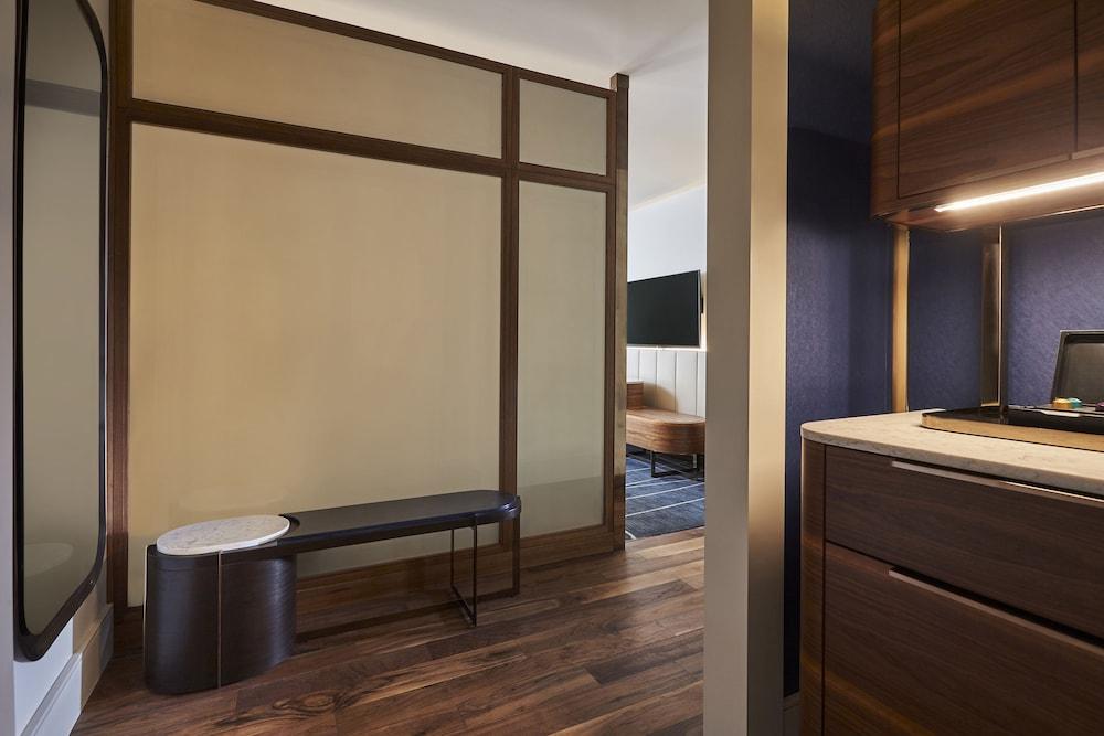 Park Hyatt Toronto Room Type - Deluxe Room, 1 King Bed