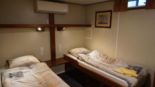 Hotelboat Angeline - Tap to explore photos